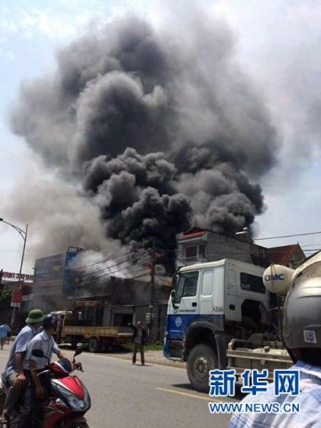 越南河内一糕饼厂爆炸引发大火 已致8死2伤