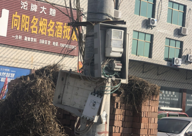 河南鄢陵县陶城镇：供电所管理混乱地爬线 裸露线 遍地开花。