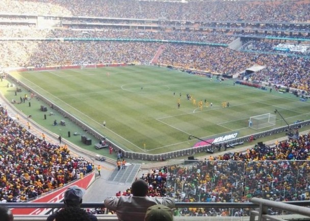 南非球场突发踩踏致2死17伤 比赛获准继续进行